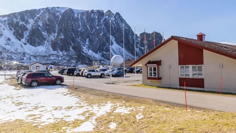 Mountain landscape with buildings and snow — Stillmotion