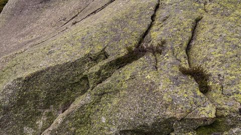 Rocky cliff above turquoise lake — Stillmotion