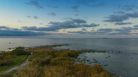 Ruined castle overlooking the coast — Stillmotion
