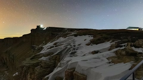 Snowy badlands under starry night sky — Stillmotion