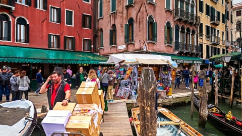 Canal city scenes with bridge and gondolas — Stillmotion