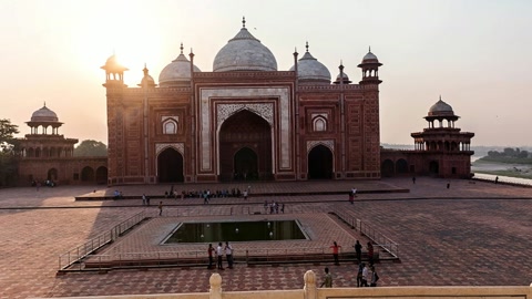 Taj Mahal courtyard with minarets — Stillmotion