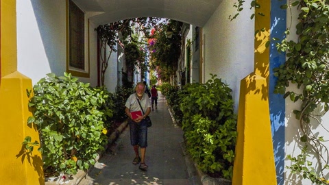 Colorful pedestrian street with city buildings — Stillmotion