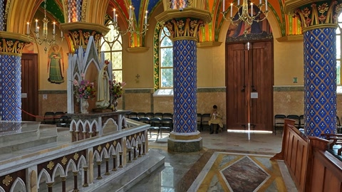 Ornate church interior with pews — Stillmotion