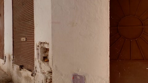 Narrow medina alley with tiled walls — Stillmotion