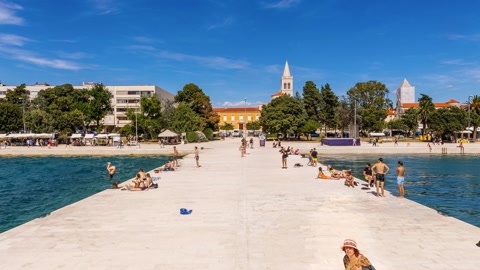 Seaside pier with coastal city — Stillmotion