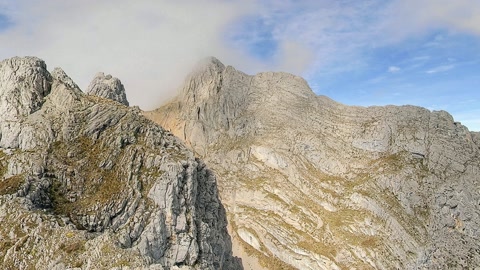 Rocky mountain ridges and clouds — Stillmotion