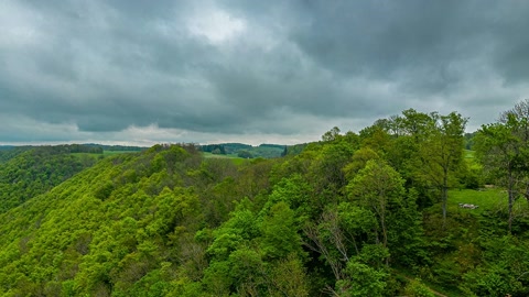 Green valley under cloudy skies — Stillmotion