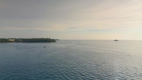 Sailboat near small island — Stillmotion