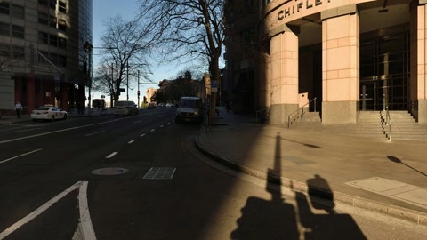 Urban crosswalk with pedestrians and traffic lights — Stillmotion