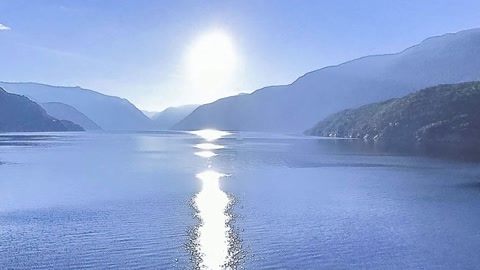 Cruise ship near fjord dam — Stillmotion