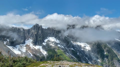 Mountain trail through alpine peaks — Stillmotion