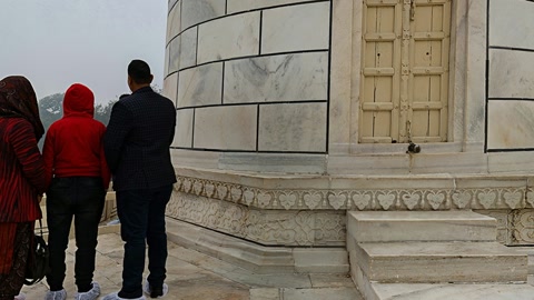 Mausoleum courtyard with visitors — Stillmotion
