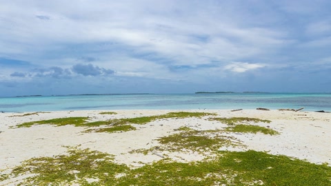Sandy lagoon under cloudy skies — Stillmotion
