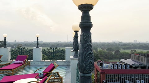 Rooftop terrace with city architecture — Stillmotion