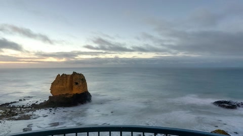 Balcony overlook above rocky coast — Stillmotion