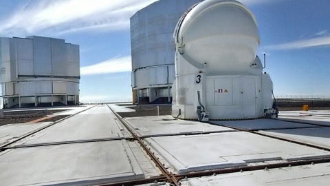 Silver and blue at Paranal — Stillmotion